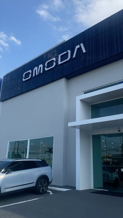 A Conecta FM foi até a unidade da Omoda/Jaecoo do grupo Andreta para experimentar de perto o Omoda 5 — o SUV que está redefinindo o conceito de dirigir.
 
Com motor turbo, design arrojado e recursos inteligentes, o modelo impressiona por dentro e por fora.
O design futurista é só o começo: conectividade, eficiência energética e experiência premium ao volante fazem do Omoda 5 um marco da nova geração automotiva.
Assista ao vídeo e agende seu test drive. O futuro já está nas ruas. 🚗
 
#Omoda5  #ConectaFM #GrupoAndreta  #TestDrive #InovaçãoSobreRodas #Jaecoo